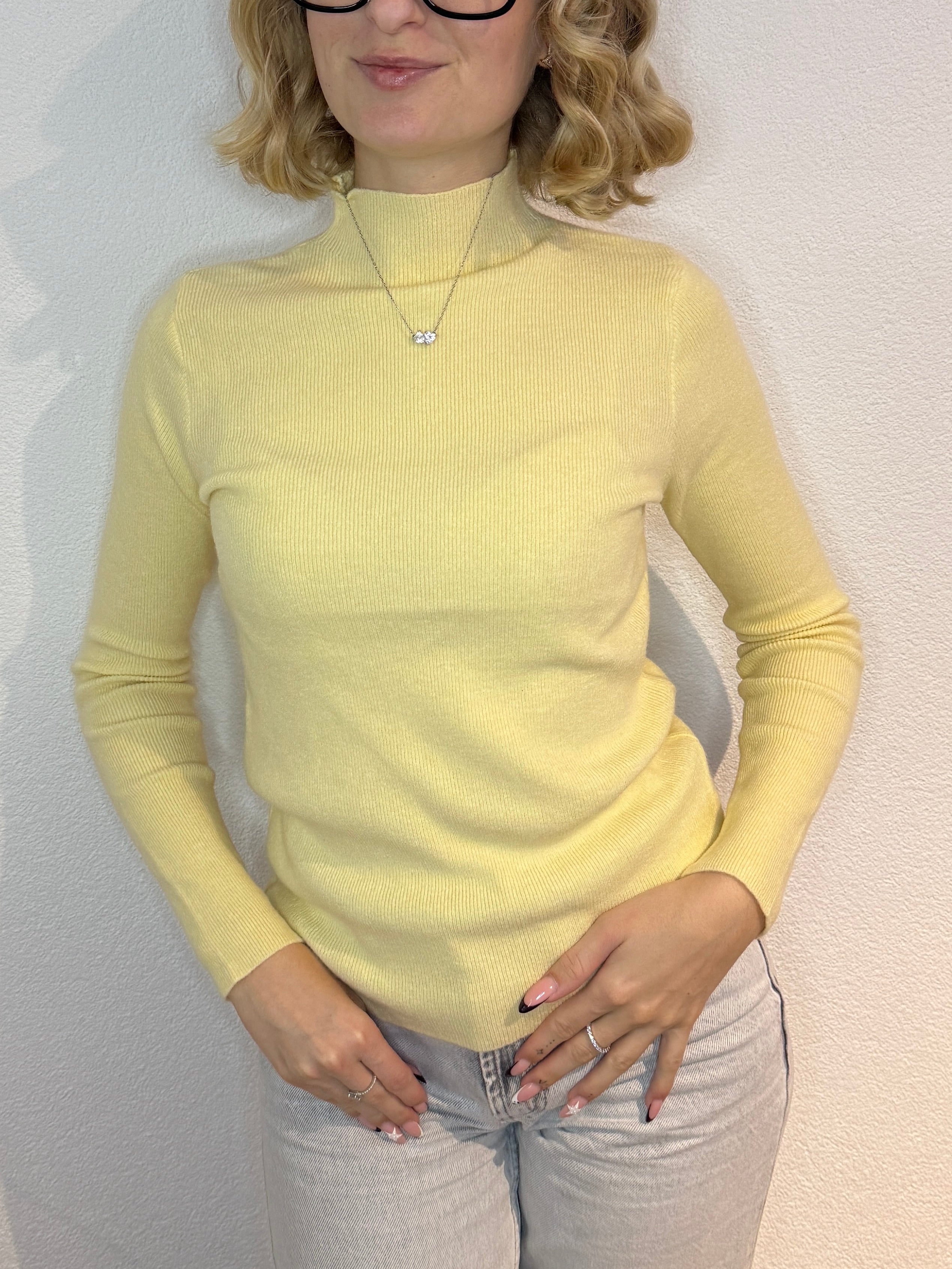 Pull col roulé jaune pastel