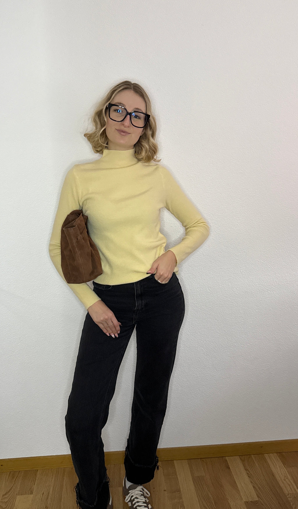 Pull col roulé jaune pastel