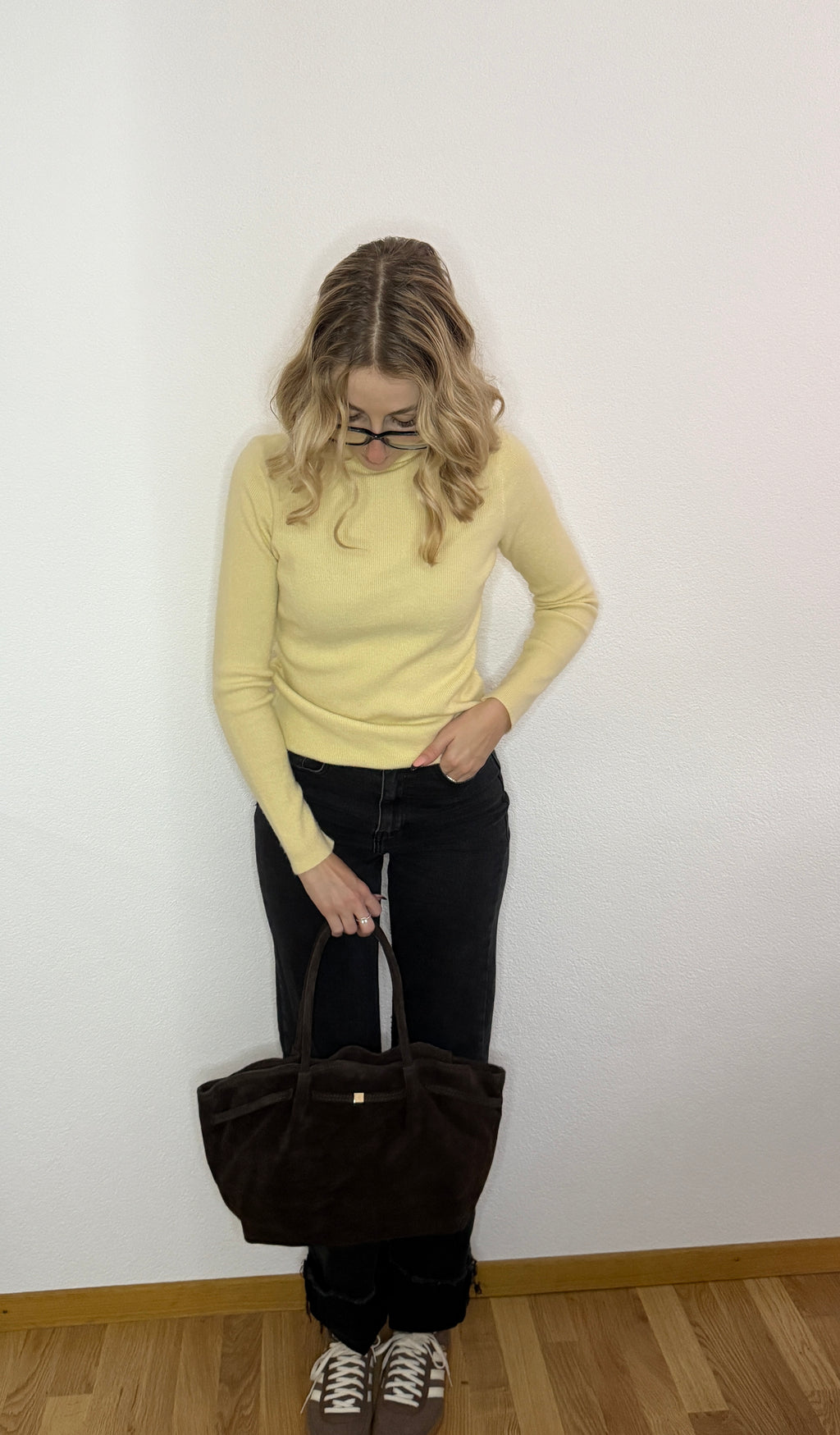 Pull col roulé jaune pastel