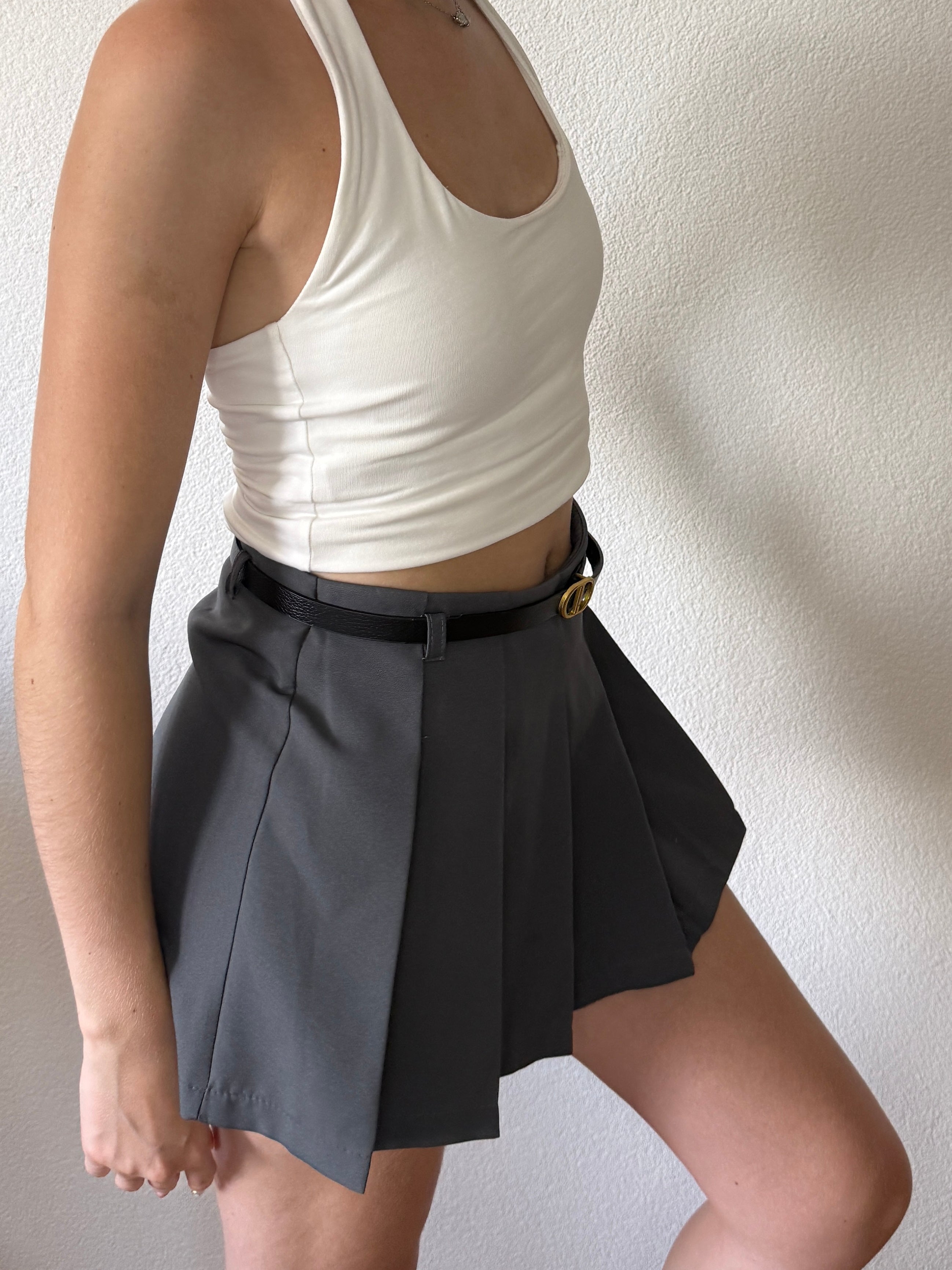 Jupe short plissée grise