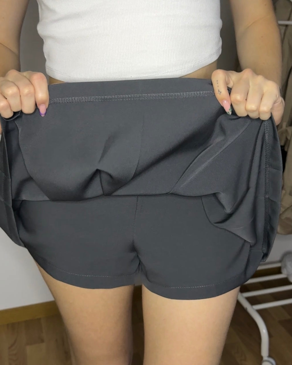 Jupe short plissée grise